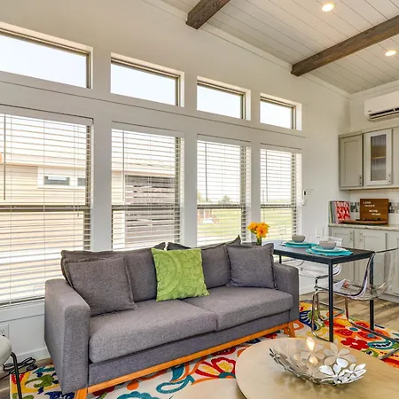 Tiny Home With Pool Access, 8 Mi To Downtown Austin!